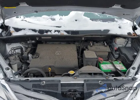 2012 Toyota Sienna Xle V6 8 Passenger z USA, uszkodzony, nr VIN 5TDYK3DC4CS245890